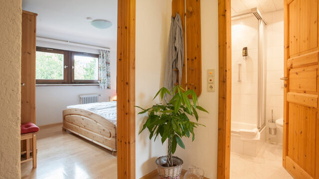 Ferienwohnung Gartenblick: Schlafzimmer und Bad Ferienwohnung Gartenblick: Schlafzimmer und Bad