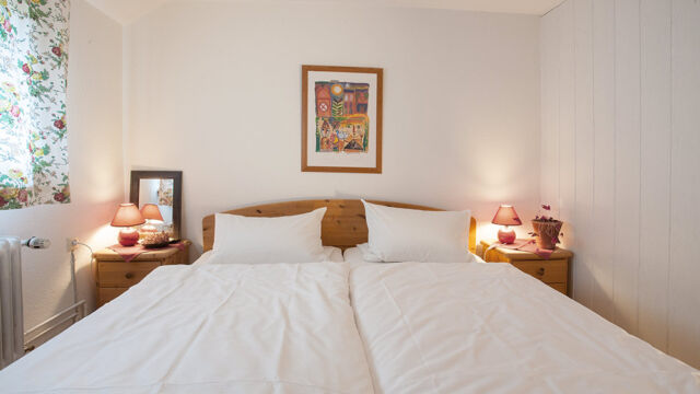 Ferienwohnung Gartenblick: Schlafzimmer 1 mit Doppelbett Ferienwohnung Gartenblick: Schlafzimmer 1 mit Doppelbett