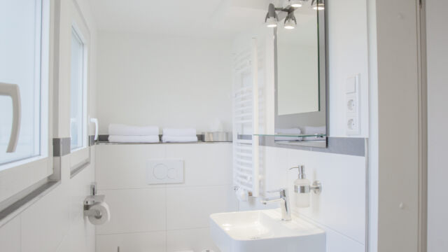 Familienzimmer Terrasse: Badezimmer und Toilette (Zimmer 2) Familienzimmer Terrasse: Badezimmer und Toilette (Zimmer 2)