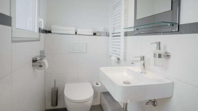 Familienzimmer Terrasse: Badezimmer und Toilette (Zimmer 2) Familienzimmer Terrasse: Badezimmer und Toilette (Zimmer 2)