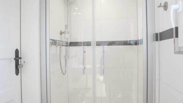 Familienzimmer Terrasse: Dusche (Zimmer 2) Familienzimmer Terrasse: Dusche (Zimmer 2)