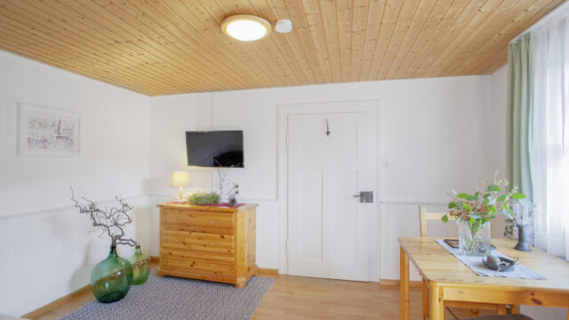 Familienzimmer Terrasse: Wohnzimmer mit Fernsehecke und Tisch (Zimmer 2) Familienzimmer Terrasse: Wohnzimmer mit Fernsehecke und Tisch (Zimmer 2)