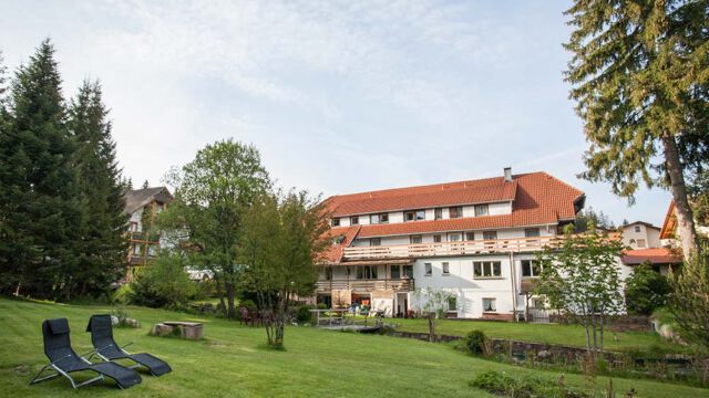 Blick vom Garten auf die Pension Tannenheim Blick vom Garten auf die Pension Tannenheim