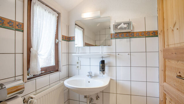 Doppelzimmer Gartenblick: Badezimmer Doppelzimmer Gartenblick: Badezimmer