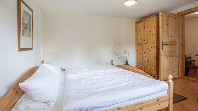 Doppelzimmer Gartenblick: Bett und Schrank Doppelzimmer Gartenblick: Bett und Schrank