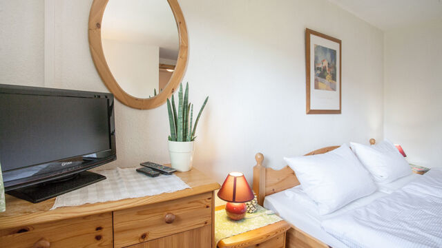 Doppelzimmer Gartenblick: Kommode und Fernseher Doppelzimmer Gartenblick: Kommode und Fernseher