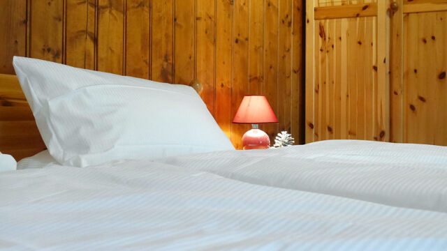 Doppelzimmer Terrasse: Bett und Schrank (Zimmer 4) Doppelzimmer Terrasse: Bett und Schrank (Zimmer 4)