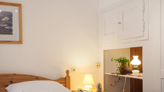 Einzelzimmer Terrasse: Bett und Wandschrank (Zimmer 5) Einzelzimmer Terrasse: Bett und Wandschrank (Zimmer 5)