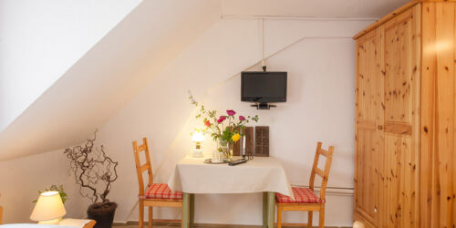 Doppelzimmer einfach: Sitzecke und Schrank Doppelzimmer einfach: Sitzecke und Schrank