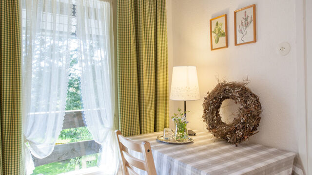 Einzelzimmer Balkon einfach: Tisch am Fenster Einzelzimmer Balkon einfach: Tisch am Fenster