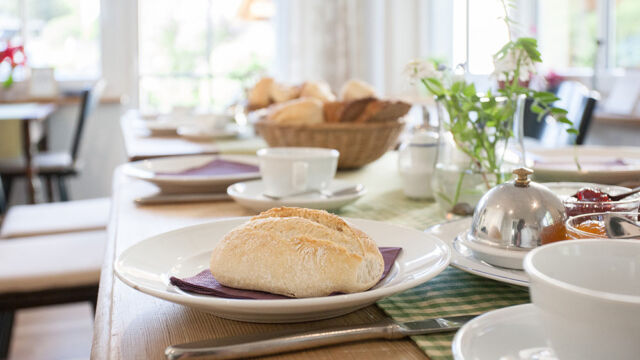 Frühstückstisch mit Brötchen Frühstückstisch mit Brötchen