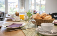 Frühstück mit Brotkorb Frühstück mit Brotkorb
