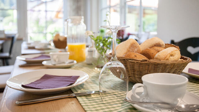 Frühstück mit Brotkorb Frühstück mit Brotkorb