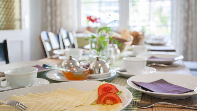 Frühstückstisch mit Käseplatte Frühstückstisch mit Käseplatte