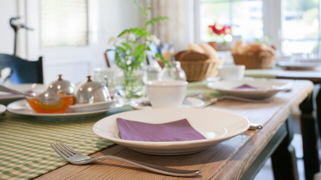 Eingedeckter Frühstückstisch Eingedeckter Frühstückstisch