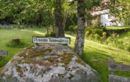 Schild vor dem Garten der Pension Tannenheim Schild vor dem Garten der Pension Tannenheim