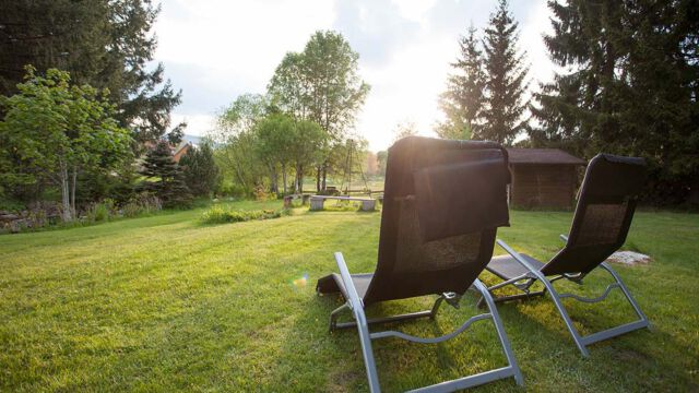 Sonnenliegen im Garten Sonnenliegen im Garten