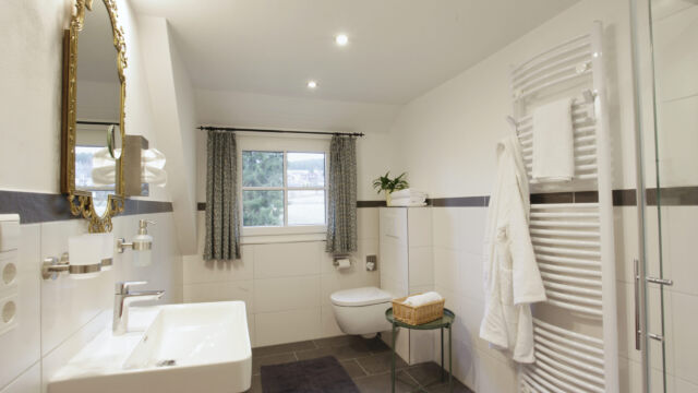 Familienapartment Westbalkon, Blick ins Badezimmer Familienapartment Westbalkon, Blick ins Badezimmer