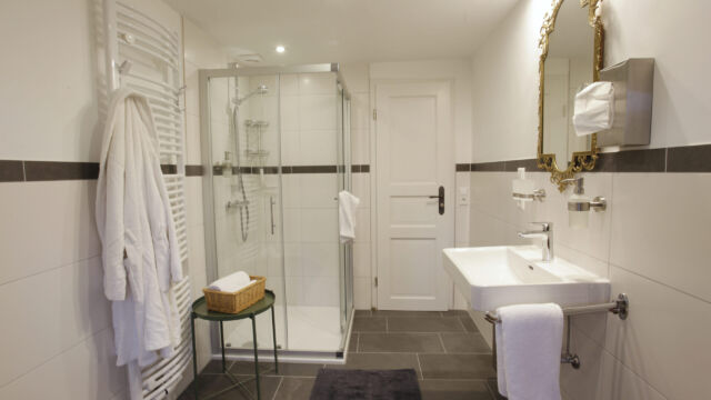 Familienapartment Westbalkon, Badezimmer mit Dusche Familienapartment Westbalkon, Badezimmer mit Dusche