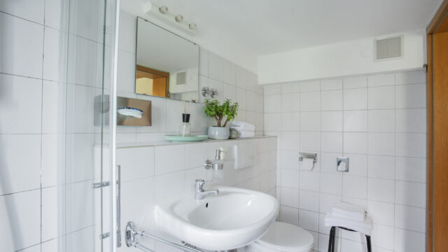 Ferienwohnung Garten: Badezimmer mit Waschbecken Ferienwohnung Garten: Badezimmer mit Waschbecken