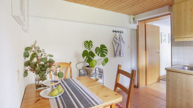 Ferienwohnung Garten: Küche mit Esstisch Ferienwohnung Garten: Küche mit Esstisch
