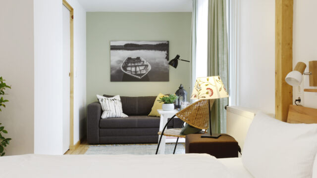 Doppelzimmer Südbalkon: Bad und Sitzecke Doppelzimmer Südbalkon: Bad und Sitzecke