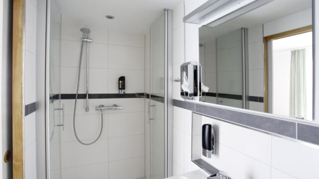 Doppelzimmer Südbalkon: Dusche Doppelzimmer Südbalkon: Dusche
