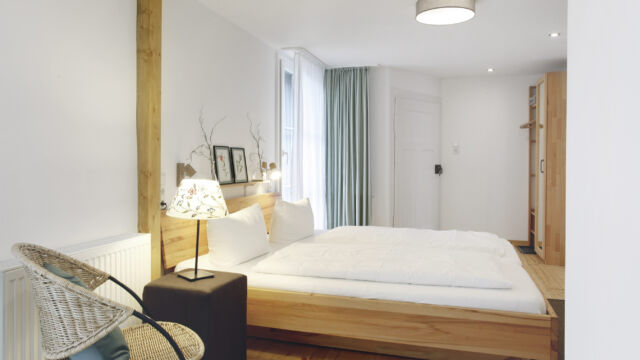 Doppelzimmer Südbalkon: Nachttisch und Bett Doppelzimmer Südbalkon: Nachttisch und Bett