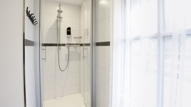 Einzelzimmer Terrasse: Dusche (Zimmer 5) Einzelzimmer Terrasse: Dusche (Zimmer 5)