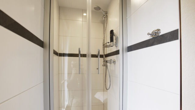 Doppelzimmer Terrasse: Dusche (Zimmer 4) Doppelzimmer Terrasse: Dusche (Zimmer 4)